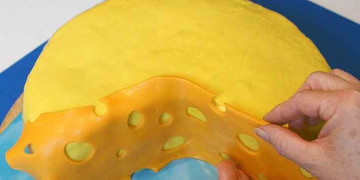 Dort Myší mejdan na bochníku sýra (Světle žlutým plátem obalte i obě trojúhelníkové…)