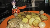 Dušené vepřové s cibulí, česnekem a hořčicí
