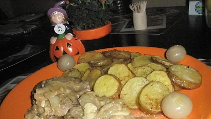 Dušené vepřové s cibulí, česnekem a hořčicí