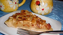 Jablečný koláč s medem a mandlemi