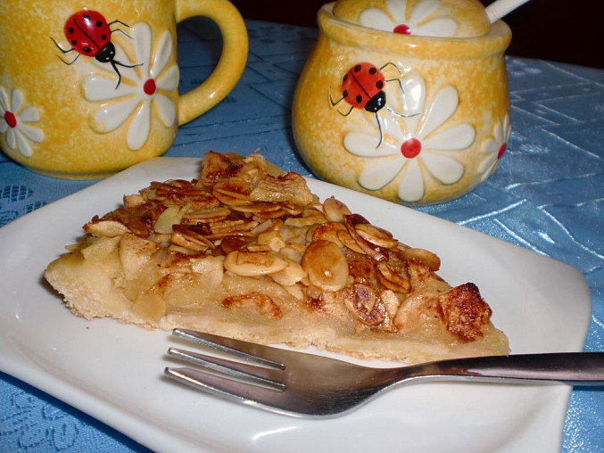 Jablečný koláč s medem a mandlemi