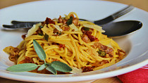 Jednoduché špagety s prosciuttem a sušenými rajčaty