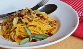 Jednoduché špagety s prosciuttem a sušenými rajčaty