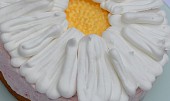 Jednoduchý dort pro milovníky kopretin (Dort ocení především děti, které mohou z jeho povrchu odlupovat jednotlivé okvětní lístky ztvárněné ze sladké v troubě usušené bílkové pěny)