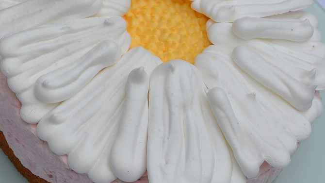 Jednoduchý dort pro milovníky kopretin, Dort ocení především děti, které mohou z jeho povrchu odlupovat jednotlivé okvětní lístky ztvárněné ze sladké v troubě usušené bílkové pěny