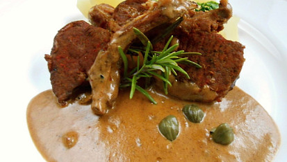 Jehněčí kotlet na paprice s kapary