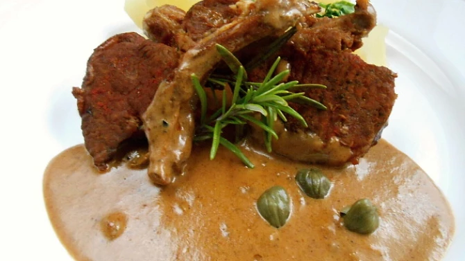 Jehněčí kotlet na paprice s kapary