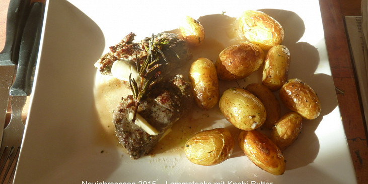 Jehněčí steak s česnekovým máslem a grilované brambory