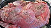 Kadlíkova nutrie v kabátku z uzeného bůčku