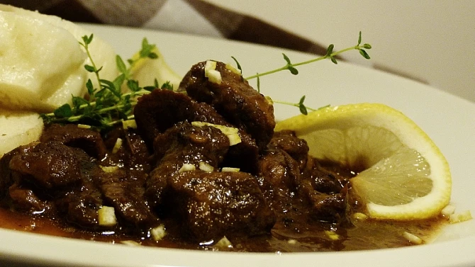 Kančí na černém rybízu a brusinkách