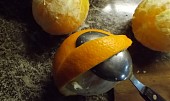 Kandovaná pomerančová kůra v čokoládě (Oloupeme pomocí lžíce)