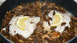 Kapr na houbách s vlašskými ořechy – rodinný recept sokolnického rybáře