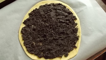 Koláč jako květ, Placku potřeme náplní