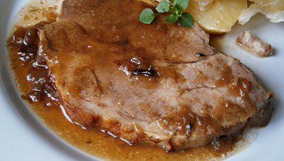 Krkovice pečená ve svařáku a černém pivu,s kaki noky