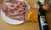 Krkovice pečená ve svařáku a černém pivu,s kaki noky