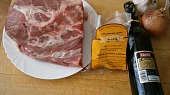 Krkovice pečená ve svařáku a černém pivu,s kaki noky