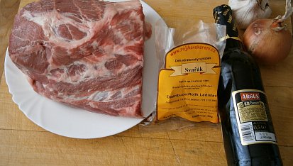 Krkovice pečená ve svařáku a černém pivu,s kaki noky