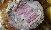 Krkovice s celerem, připravená v papiňáku