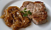 Krkovice ve svařáčku,s podušenou cibulí