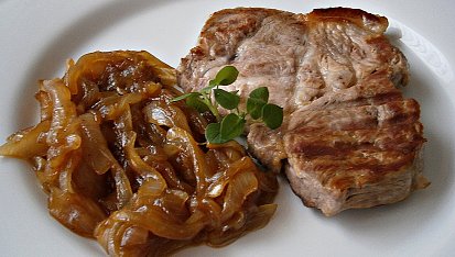 Krkovice ve svařáčku,s podušenou cibulí