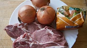 Krkovice ve svařáčku,s podušenou cibulí, Část použitých surovin