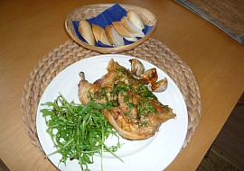 Kuře s pečeným česnekem a rukolovým olejem