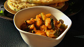 Kuřecí curry se špenátem a cuketou