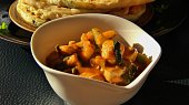 Kuřecí curry se špenátem a cuketou
