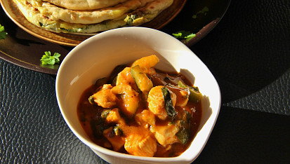 Kuřecí curry se špenátem a cuketou
