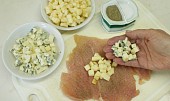 Kuřecí měšec plněný sýrem (Plátky rozložte na prkénko, osolte je, opepřete a do středu každého vložte po hrsti na kostičky nakrájeného jablka a nivy)