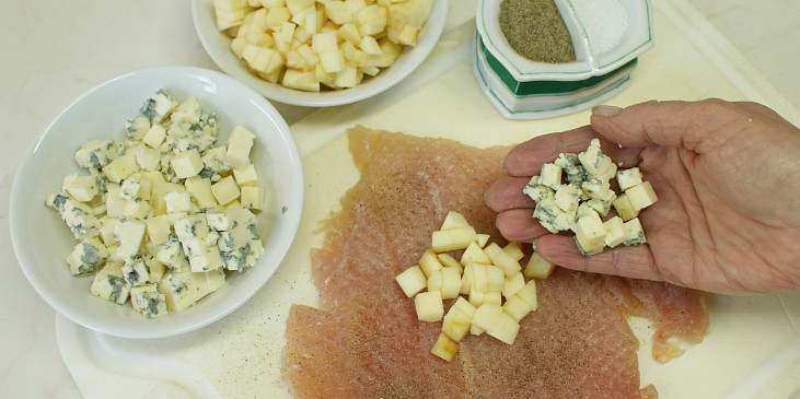 Kuřecí měšec plněný sýrem (Plátky rozložte na prkénko, osolte je, opepřete a…)