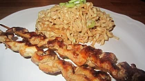 Kuřecí satay s arašídovými nudlemi