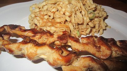 Kuřecí satay s arašídovými nudlemi
