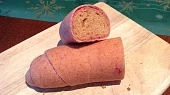 Kváskové špaldové/grahamové rohlíky - základní a žertovná varianta, špaldový rohlík se šťávou z červené řepy - rozkrojený