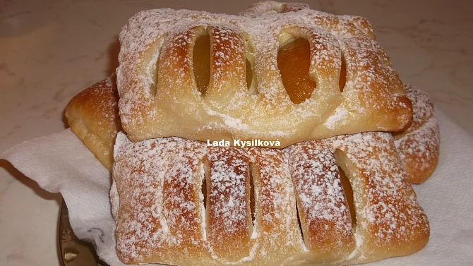 Kynuté taštičky plněné pudinkem a ovocem