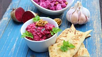 Pantzarosalata - dvě varianty na řecký salát z červené řepy