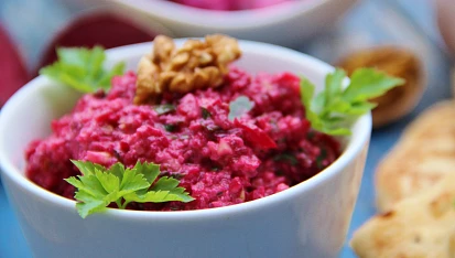 Pantzarosalata - dvě varianty na řecký salát z červené řepy