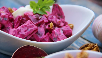 Pantzarosalata - dvě varianty na řecký salát z červené řepy
