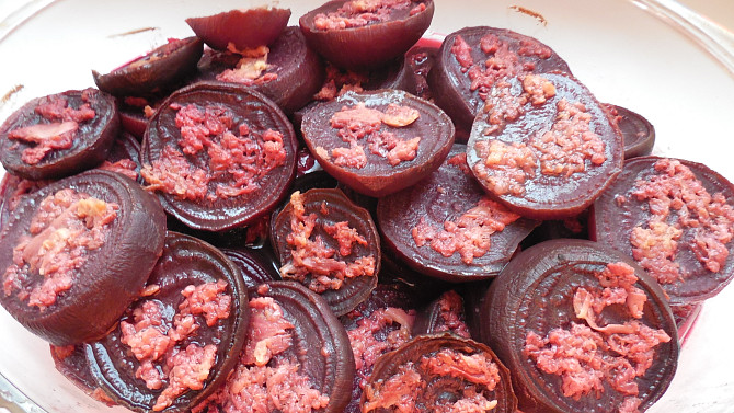 Pečená červená řepa s pečenými bramborami