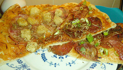 Pizza, to samé těsto, jenom více rozprostřené