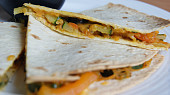 Quesadilla se zeleninou a batáty a česnekovým dipem