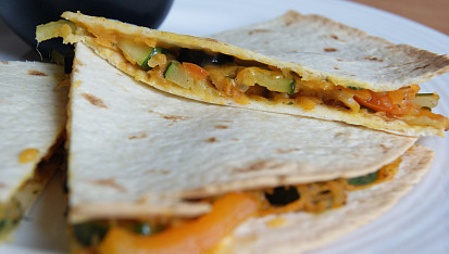 Quesadilla se zeleninou a batáty a česnekovým dipem