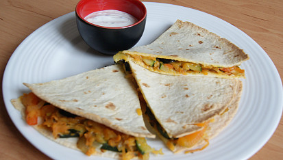 Quesadilla se zeleninou a batáty a česnekovým dipem