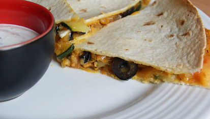 Quesadilla se zeleninou a batáty a česnekovým dipem