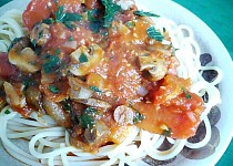 Špagety s rajčatovou omáčkou a houbami