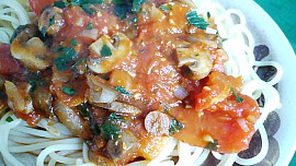 Špagety s rajčatovou omáčkou a houbami
