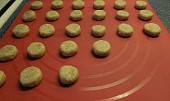 Sušenky Anzac (Anzac cookies) bez lepku, mléka a vajec (tvar a velikost před pečením)