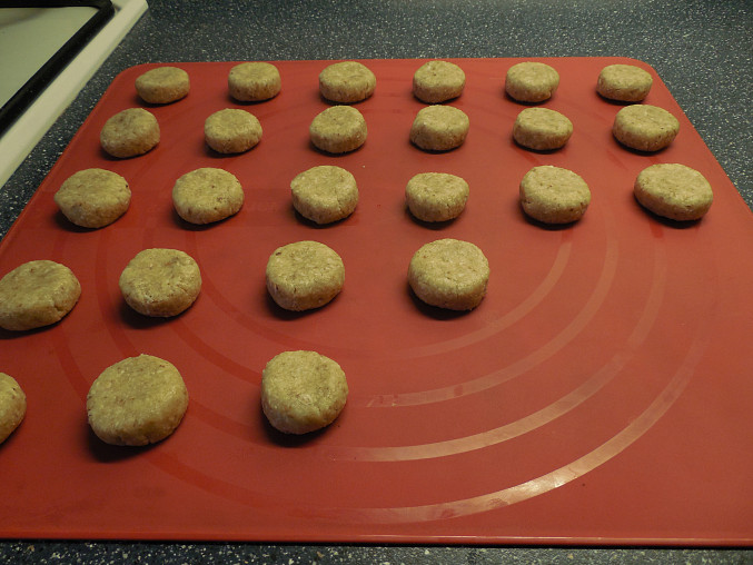 Sušenky Anzac (Anzac cookies) bez lepku, mléka a vajec, tvar a velikost před pečením