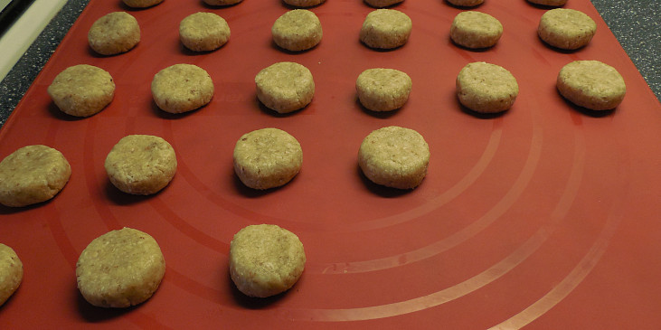 Sušenky Anzac (Anzac cookies) bez lepku, mléka a vajec (tvar a velikost před pečením)