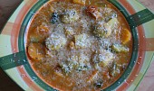 Sytá zeleninová polévka s parmazánovými knedlíčky